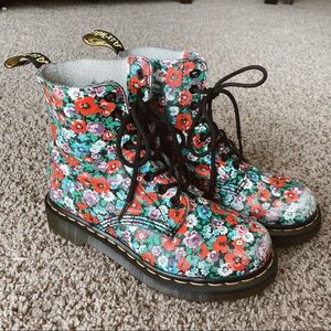 RARE FIND Doc Martin floral boots🤩
